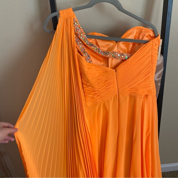 Tony Bowls Evenings Women’s One Shoulder Gown Dress - Picture 8 of 9